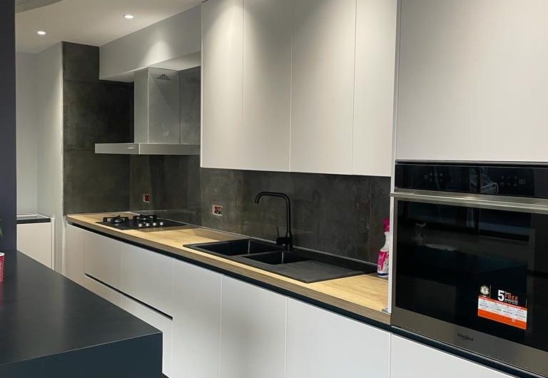 Doublex Appartment 3 bedroom with Parking and panoramic veranda, in center near ETC, semi furnished