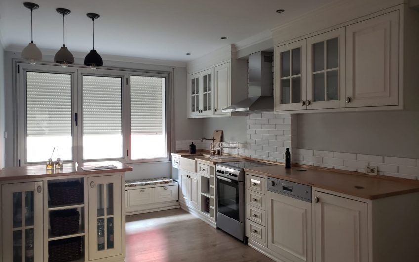 For rent 3 bedroom apt near the Lake