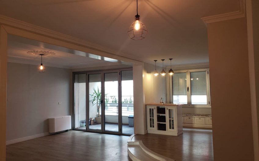 For rent 3 bedroom apt near the Lake