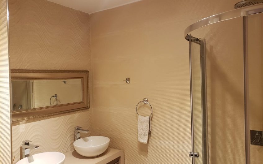 For rent 3 bedroom apt near the Lake