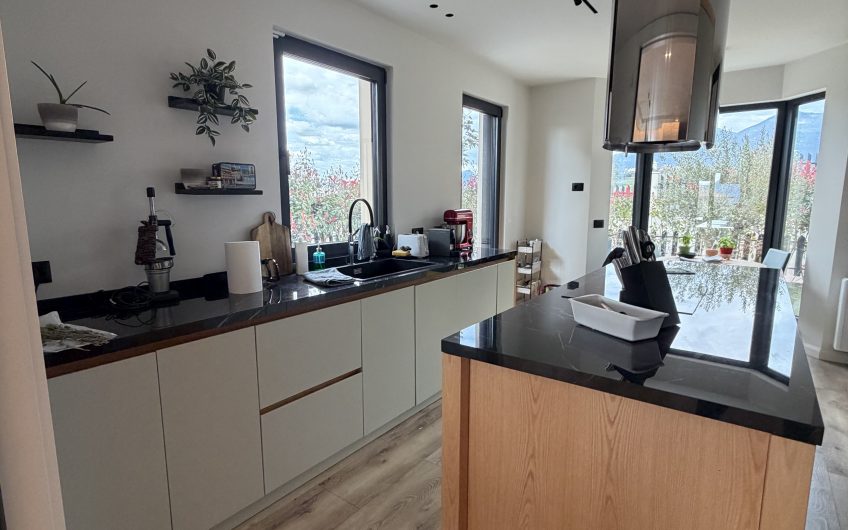 New opportunity for rent 4 bedroom villa modern furnished.