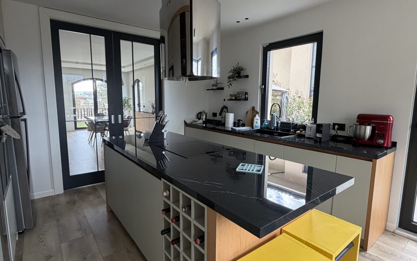 New opportunity for rent 4 bedroom villa modern furnished.